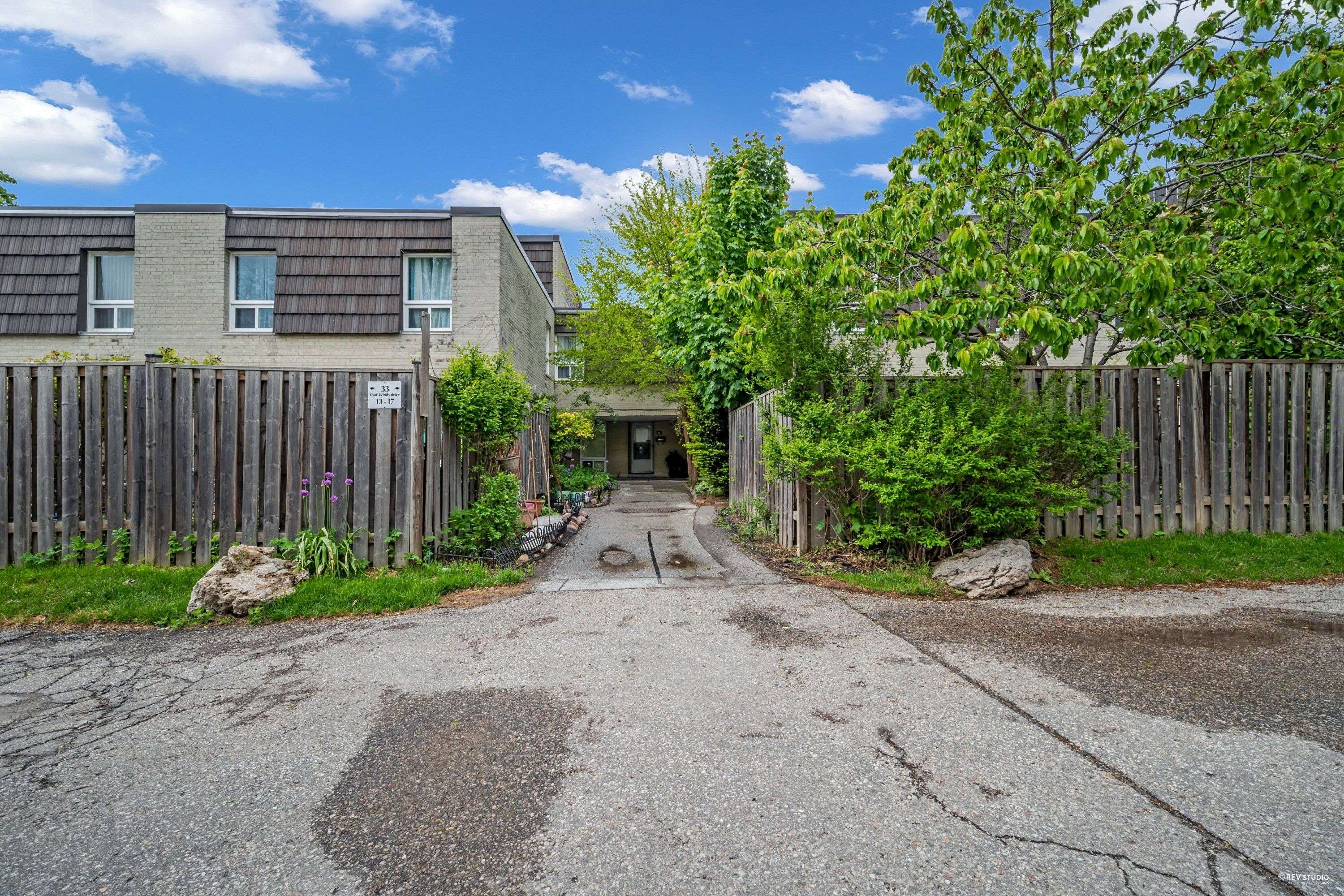 33 Four Winds DR #14, Toronto W05, ON M3J 1K7