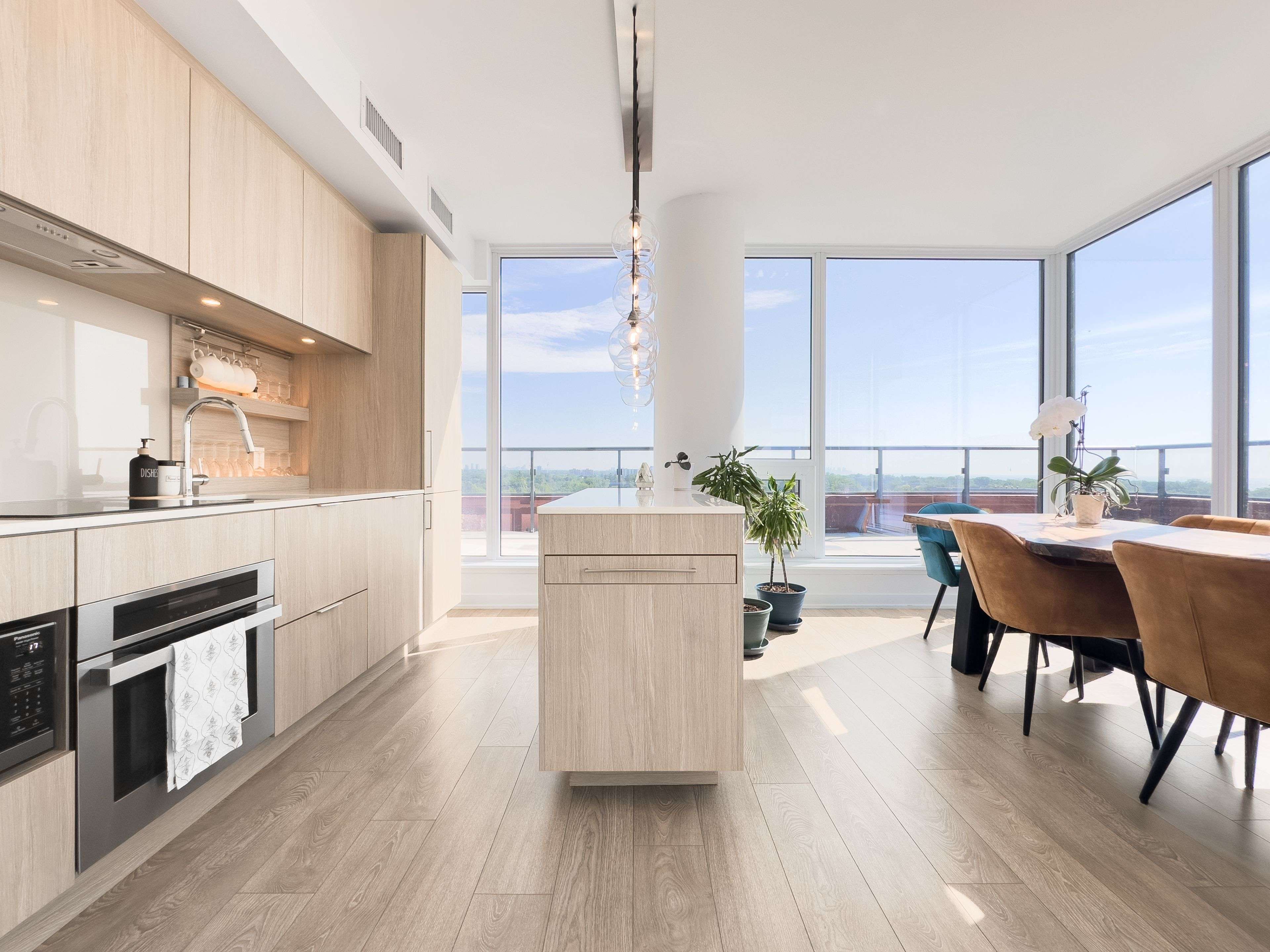 Mississauga, ON L5G 0E1,28 Ann ST #907