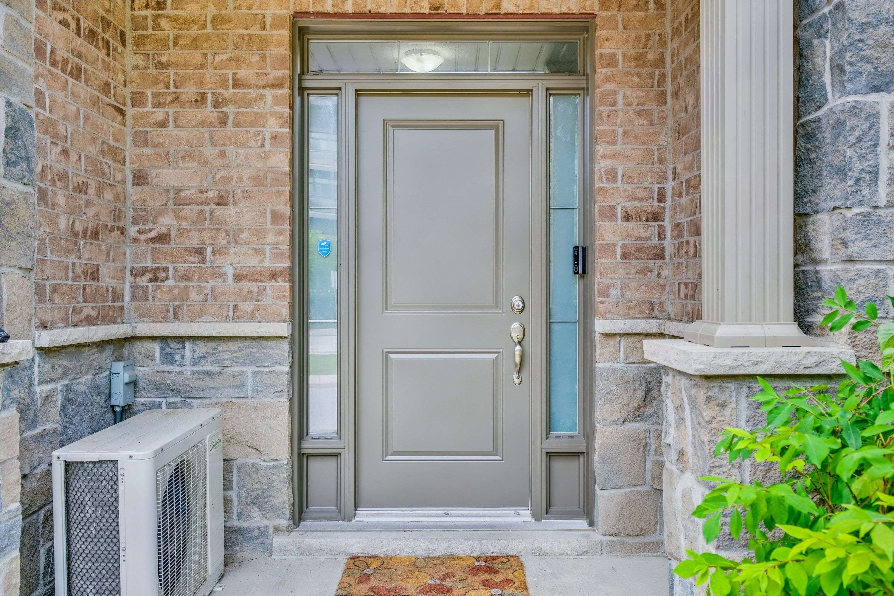 Hamilton, ON L8E 0J3,16 Lakefront DR