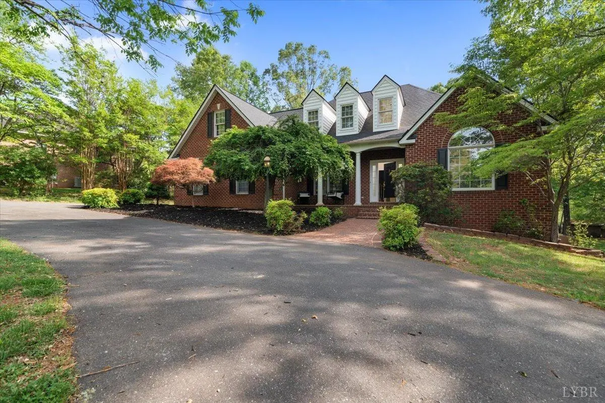 1244 Thompson LN, Forest, VA 24551