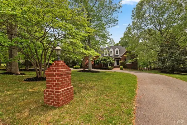 1244 Thompson LN, Forest, VA 24551