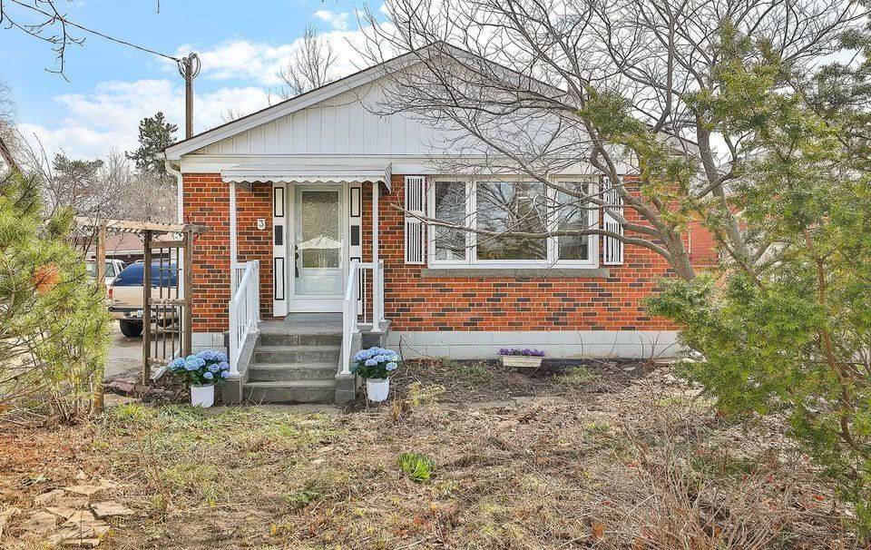 Toronto E04, ON M1P 1J3,3 Merryfield DR #BASEMENT
