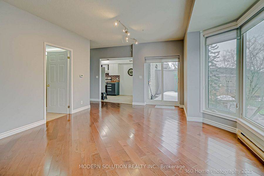 Aurora, ON L4G 2S1,21 George ST #304