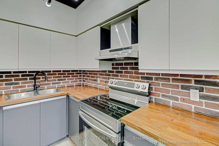 Aurora, ON L4G 2S1,21 George ST #304