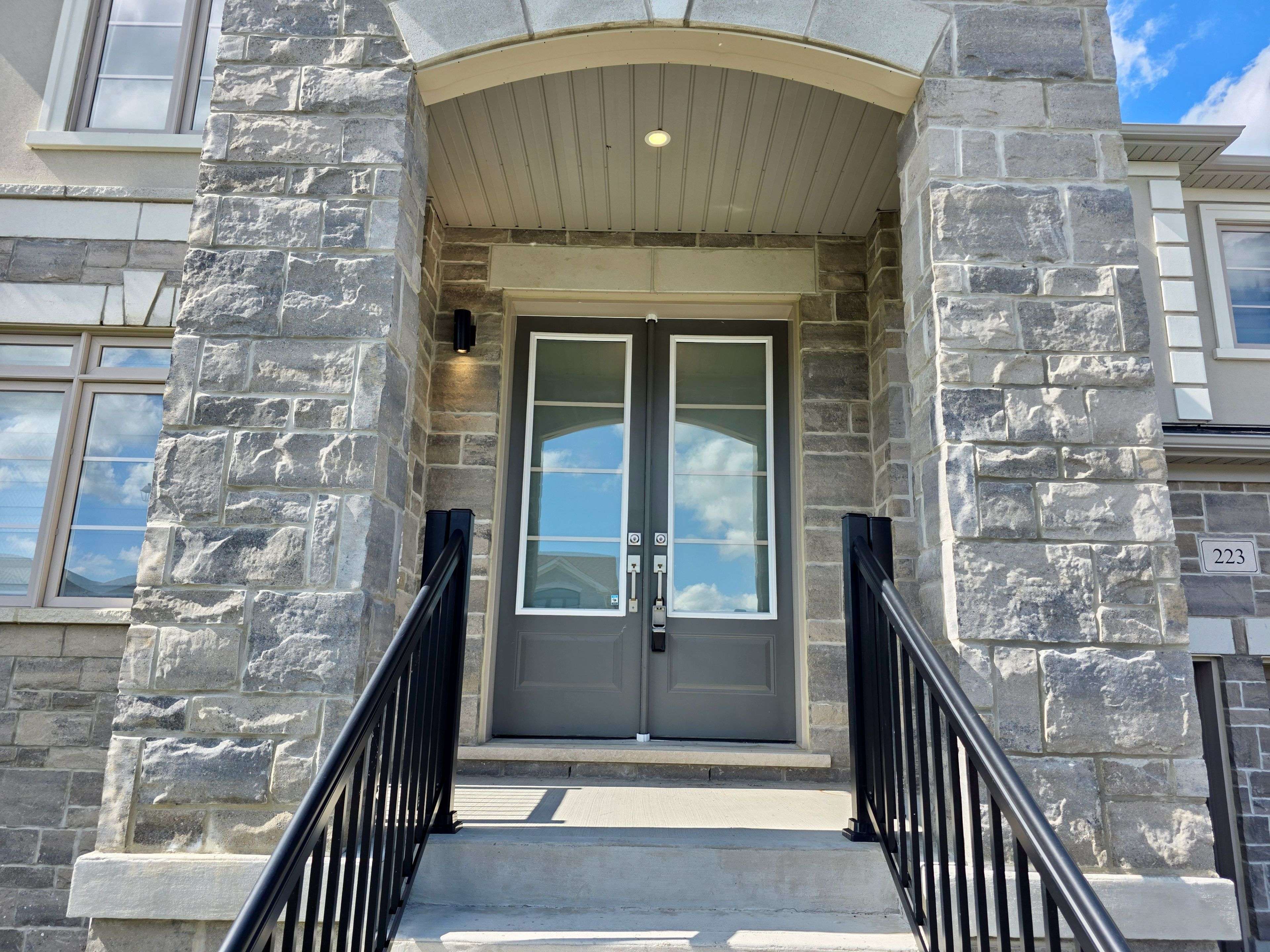 Clearview, ON L0M 1S0,223 Warden ST