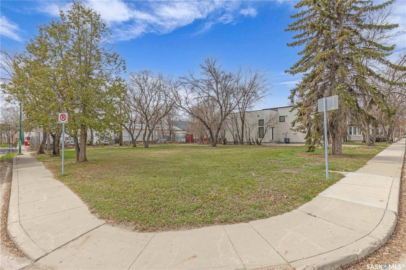 205 25th STREET W, Saskatoon, SK S7L 0C3
