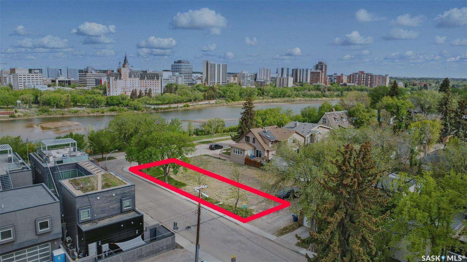 Saskatoon, SK S7N 0L2,702 Saskatchewan CRESCENT E