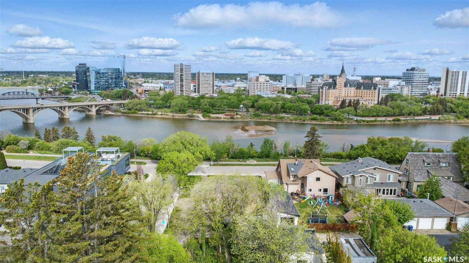 Saskatoon, SK S7N 0L2,702 Saskatchewan CRESCENT E