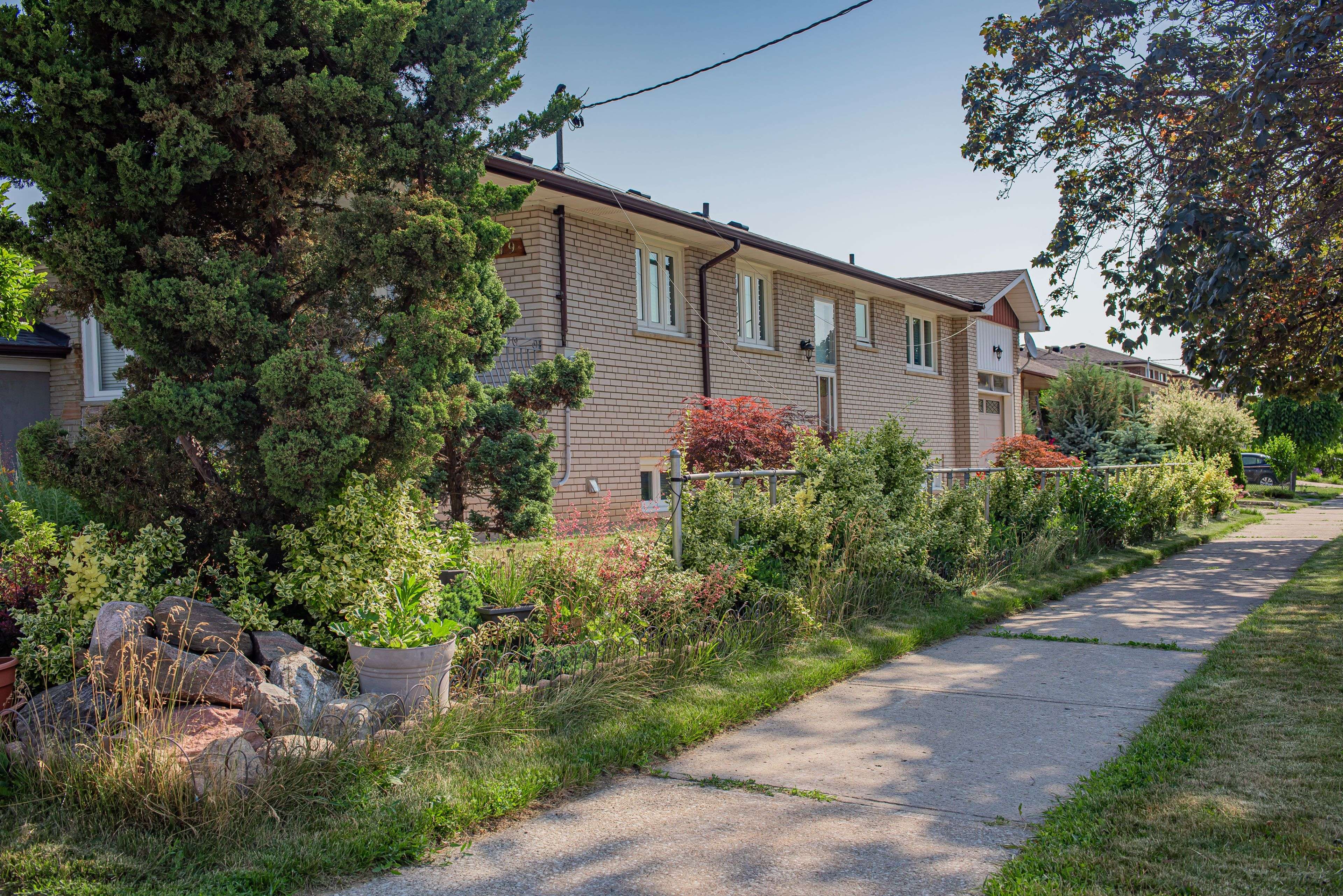 Toronto W05, ON M3J 1H7,49 Dundee DR