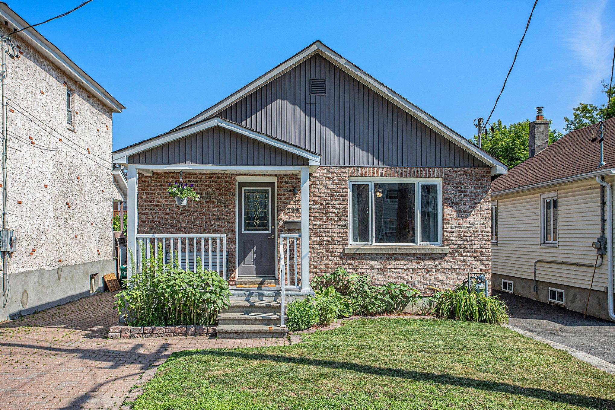 299 Montfort ST, Vanier And Kingsview Park, ON K1L 5N7
