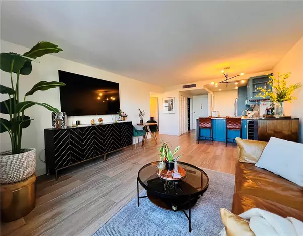 Miami Beach, FL 33140,2899 Collins Ave #605