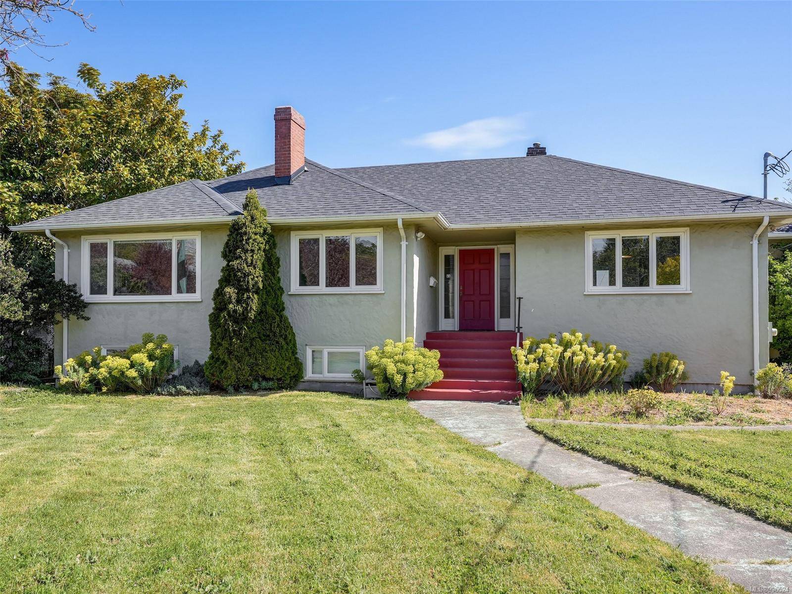 2536 Thompson Ave, Oak Bay, BC V8R 3L3