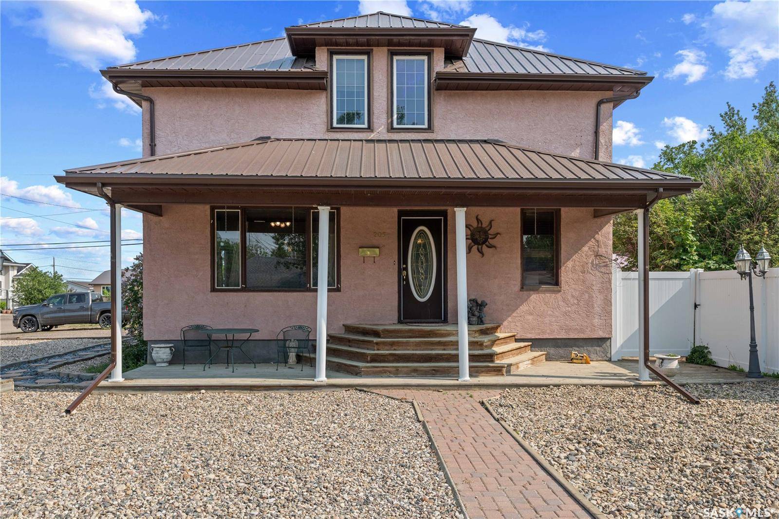 205 5th AVENUE E, Gravelbourg, SK S0H 1X0