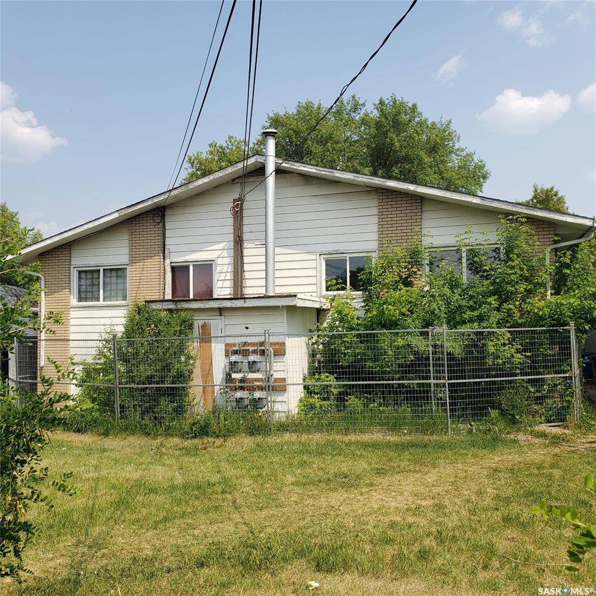 221-223 V AVENUE S, Saskatoon, SK S7M 3M8