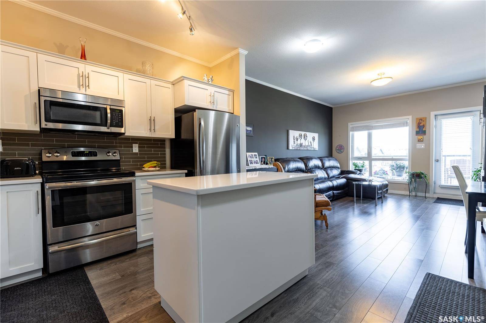 545 Hassard CLOSE #215, Saskatoon, SK S7L 6V3