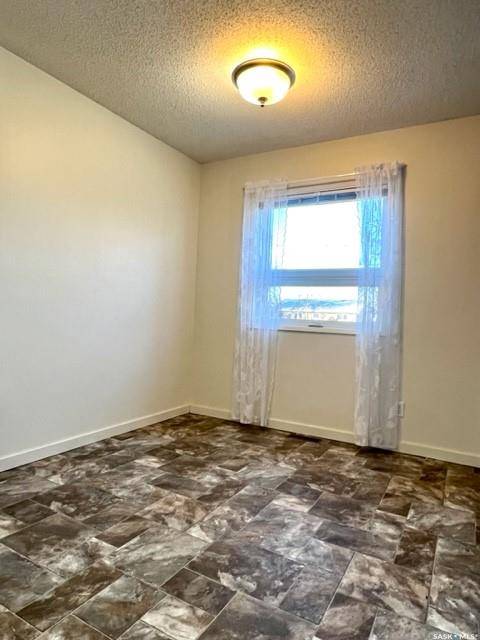 Swift Current, SK S9H 3E6,34 Central AVENUE S #2