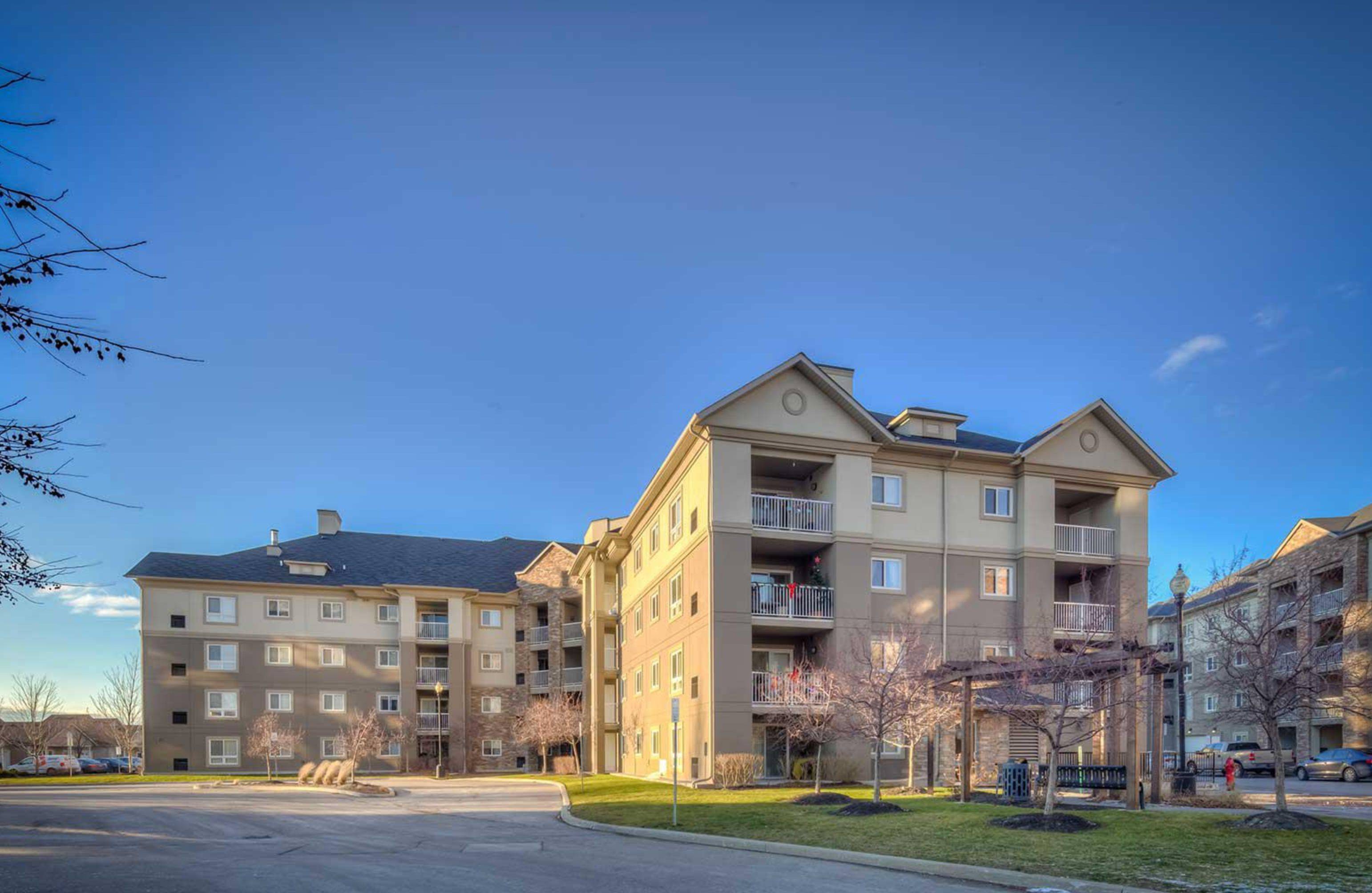 4 Dayspring CIR #208, Brampton, ON L6P 2Z7