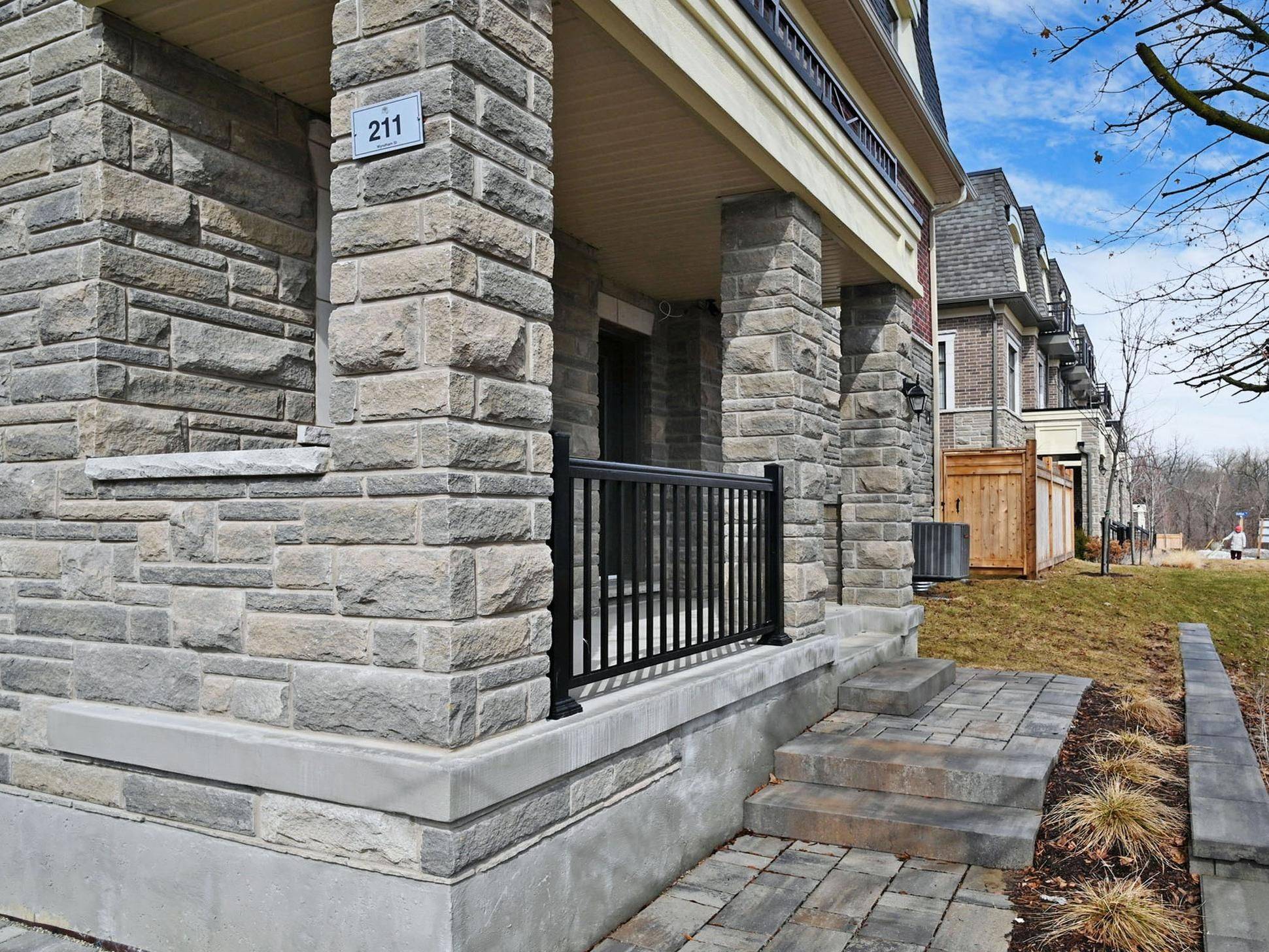 Mississauga, ON L5M 2S5,211 Wyndham ST