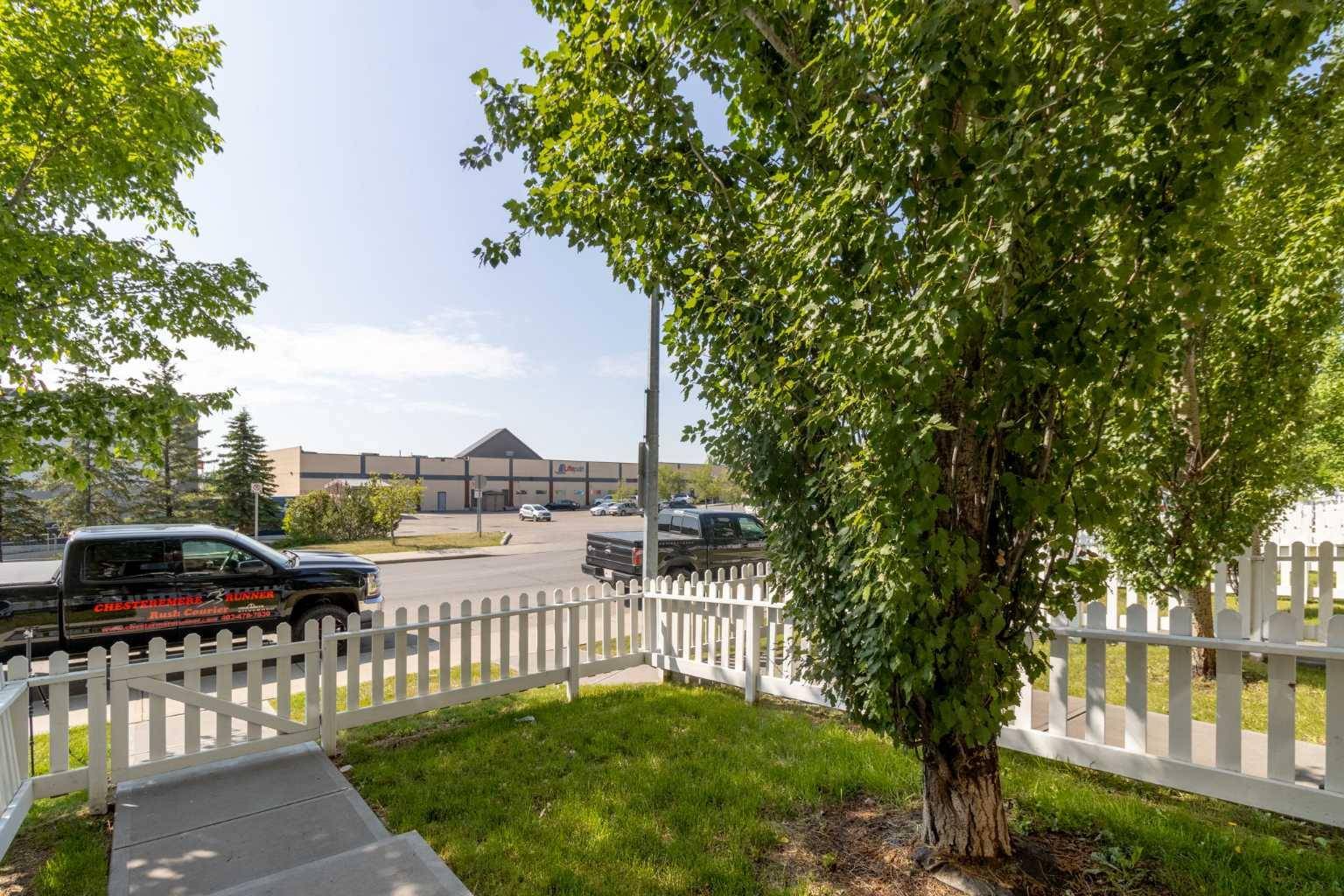 Chestermere, AB T1X 0P6,300 Marina DR #36