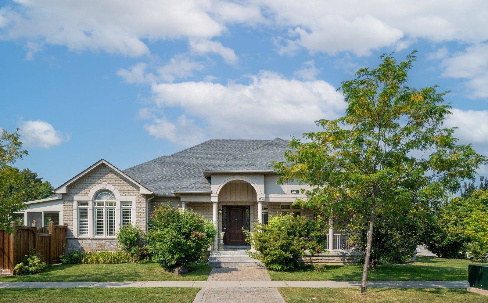 250 Sunset RDG, Vaughan, ON L4H 1Z7