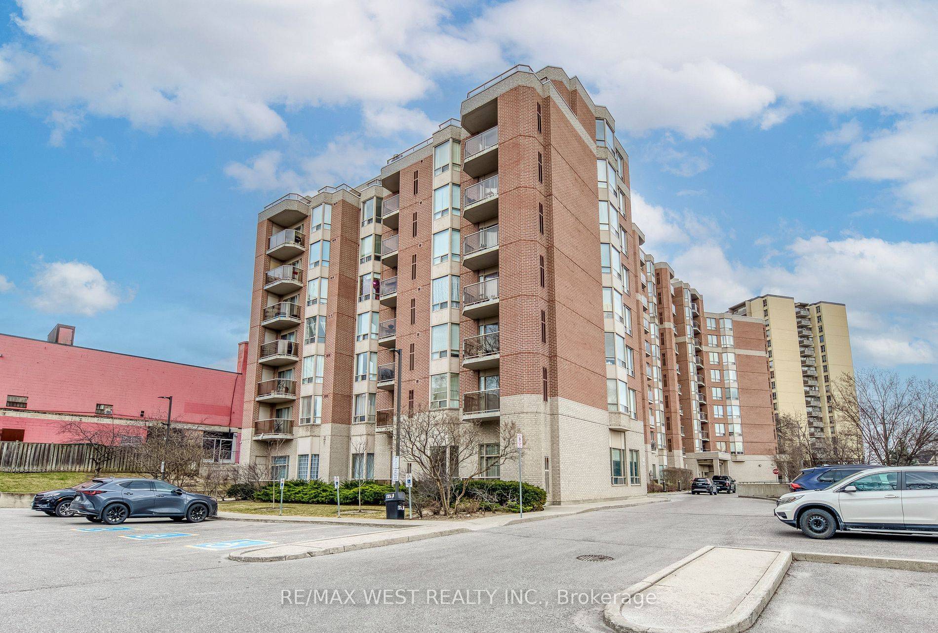Toronto W04, ON M9N 3Z9,2088 Lawrence AVE W #710