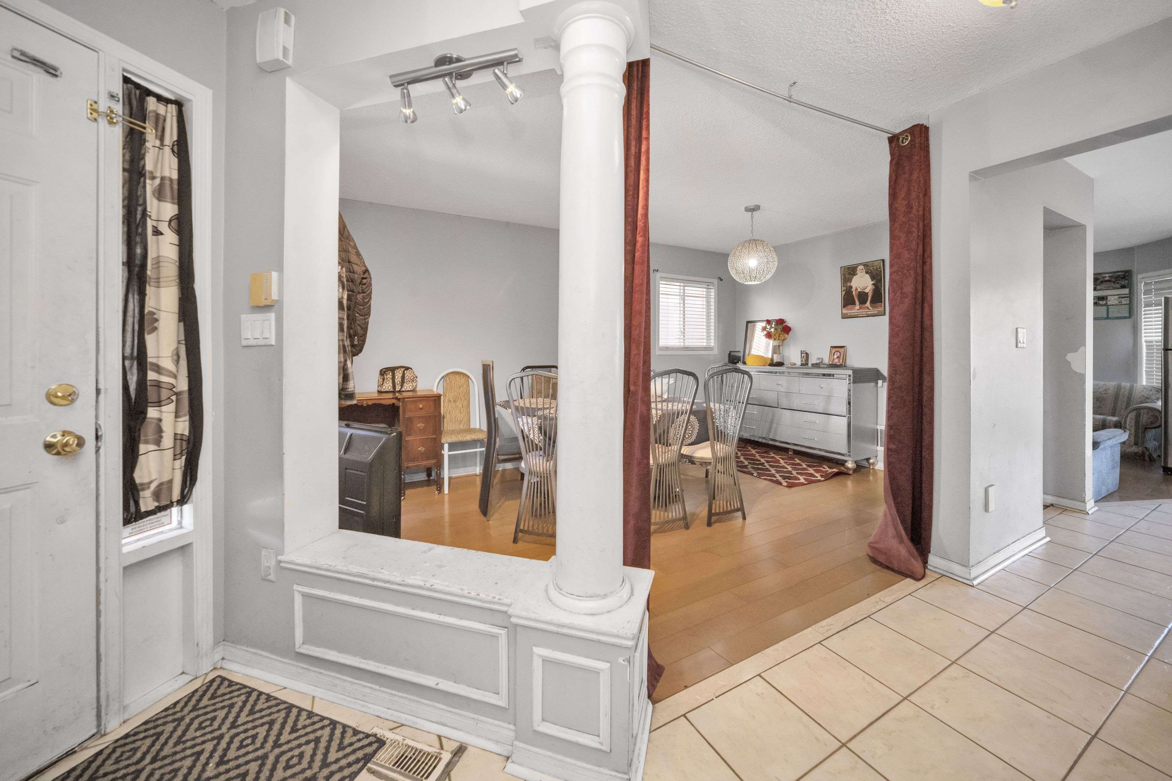 Brampton, ON L6R 1R2,33 Fiddleneck CRES