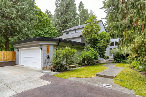 885 Falkirk Ave, North Saanich, BC V8L 5G8