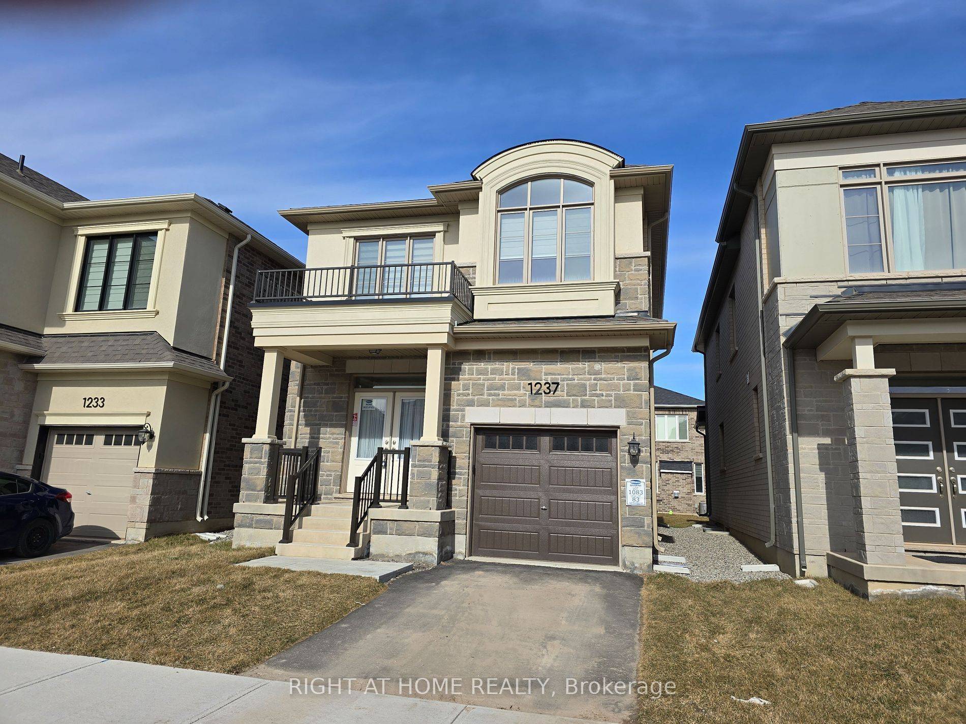 Milton, ON L9E 1Y6,1237 Trudeau DR