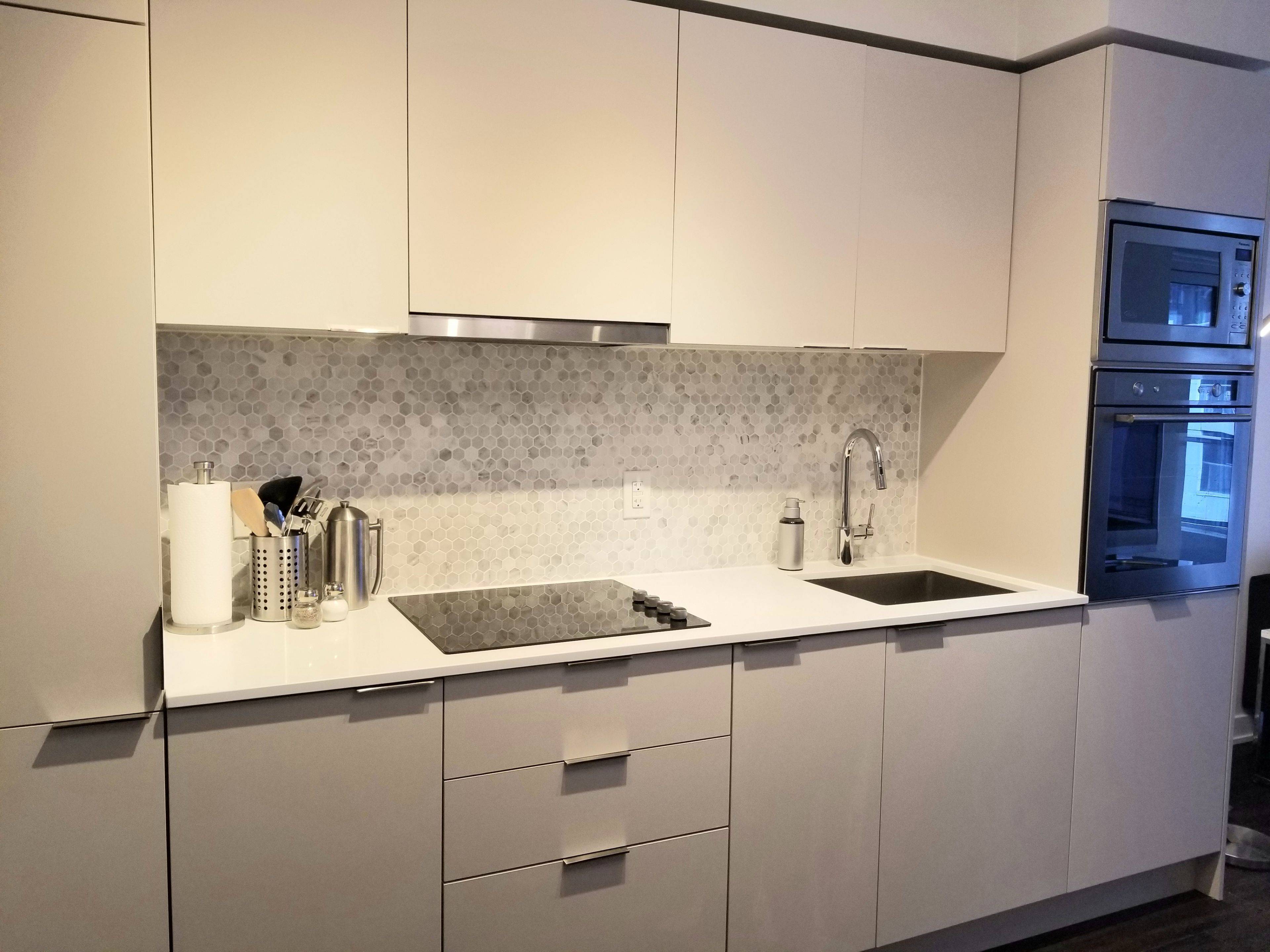 Toronto C01, ON M5V 2P1,27 Bathurst ST #415W