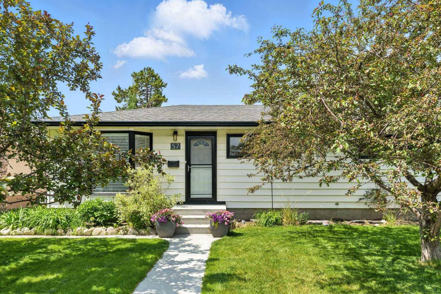 57 Gladeview CRES SW, Calgary, AB T3E 4X9