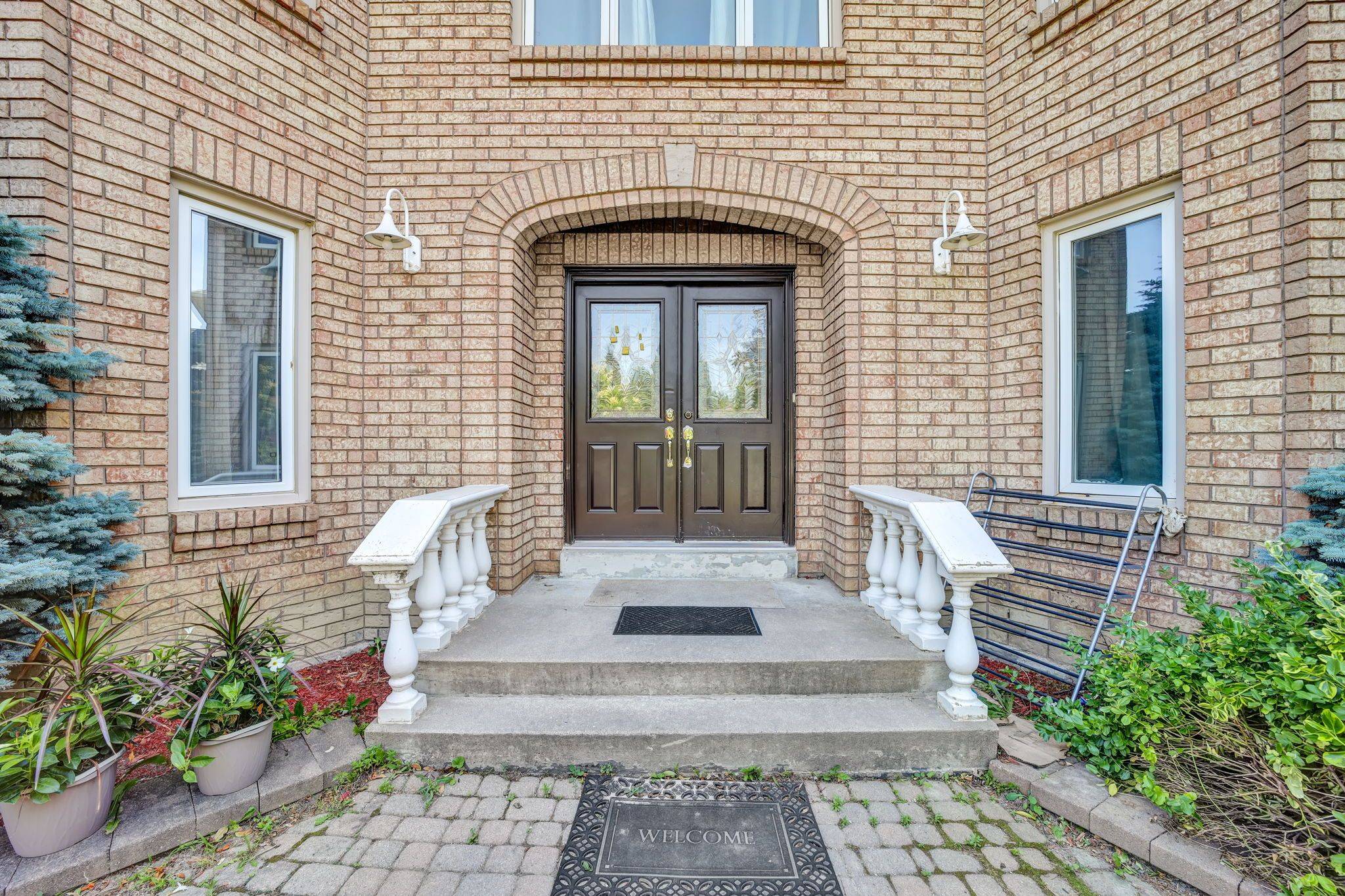 Brampton, ON L6Z 4M7,24 Vogue CRES
