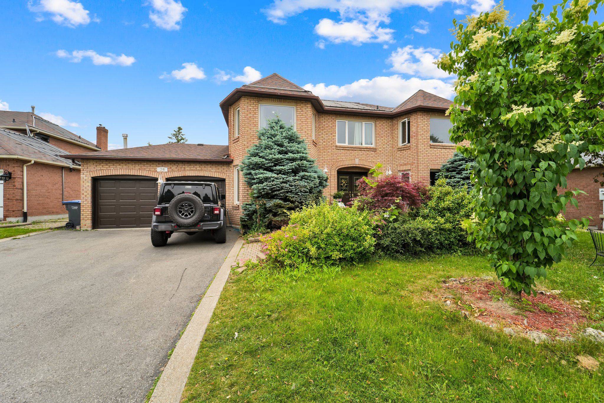 Brampton, ON L6Z 4M7,24 Vogue CRES