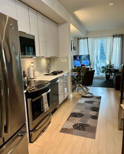 Toronto W06, ON M8V 0H9,10 Parklawn RD #2006