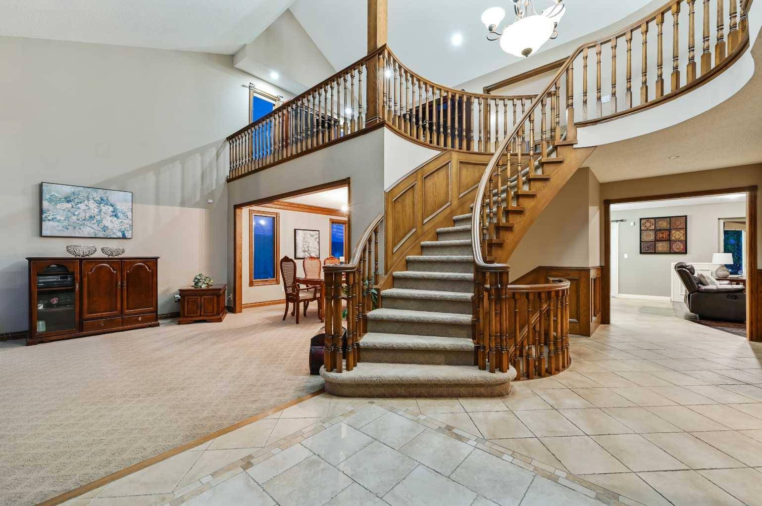 Calgary, AB T2W 3X2,176 Canterville DR Southwest