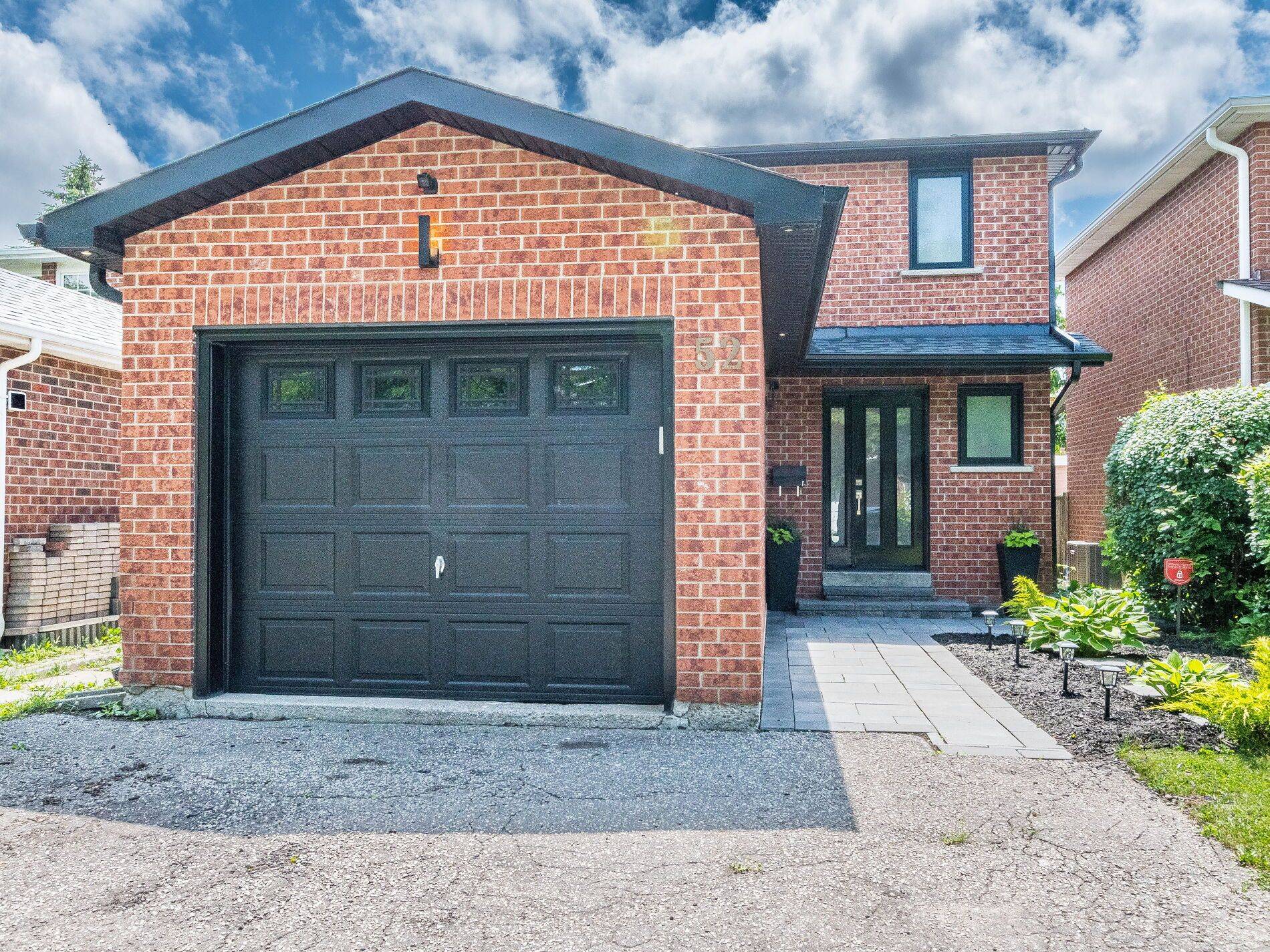 Brampton, ON L6Y 2W7,52 Mozart CRES