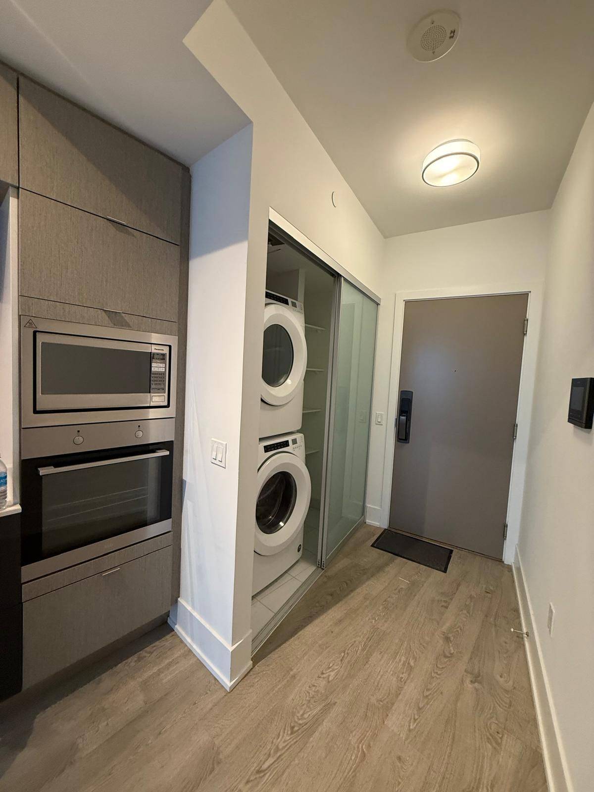 Toronto C01, ON M5J 2Z2,10 York ST #5208