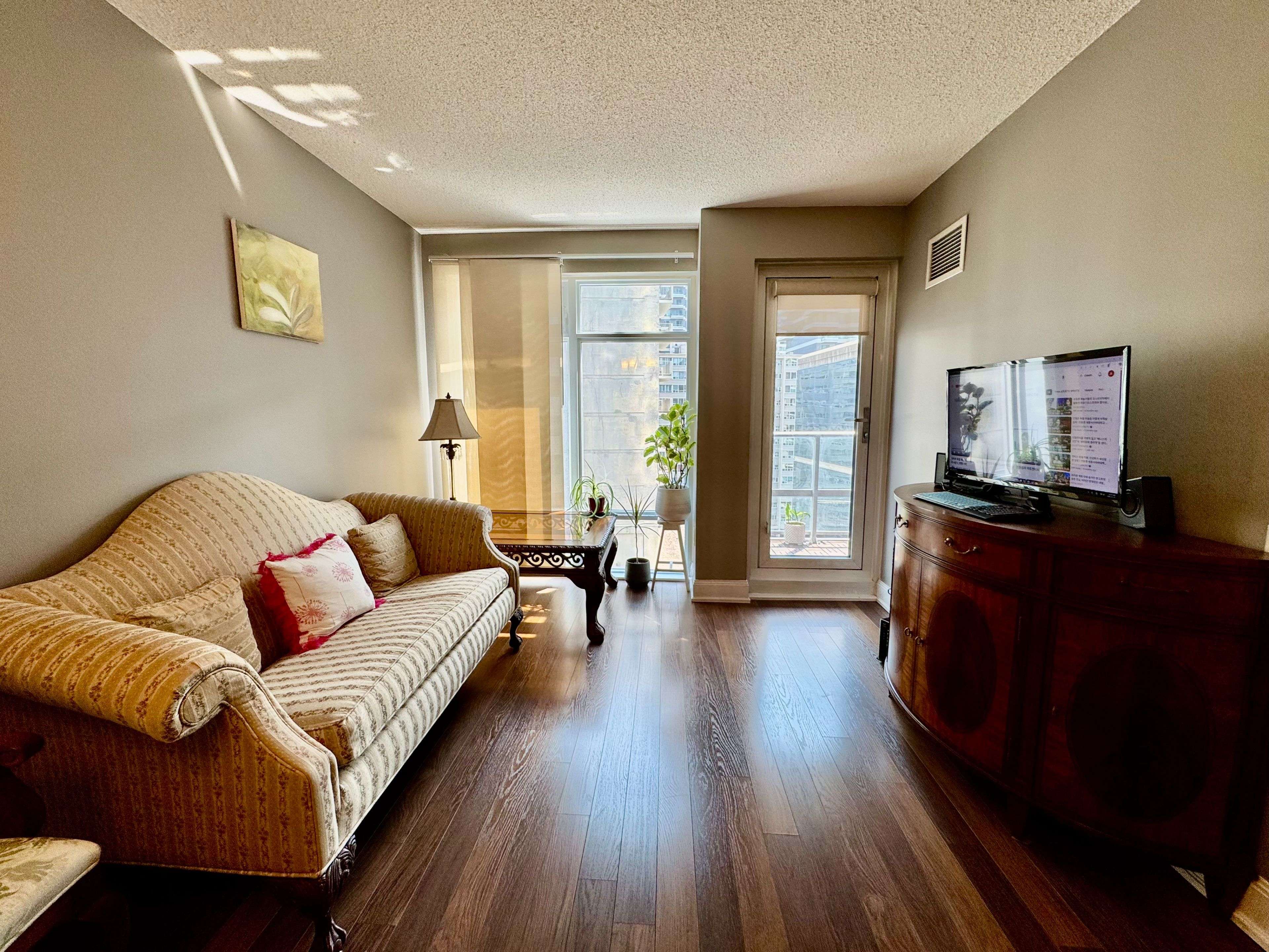 Toronto C10, ON M4S 3H8,2191 Yonge ST #1001
