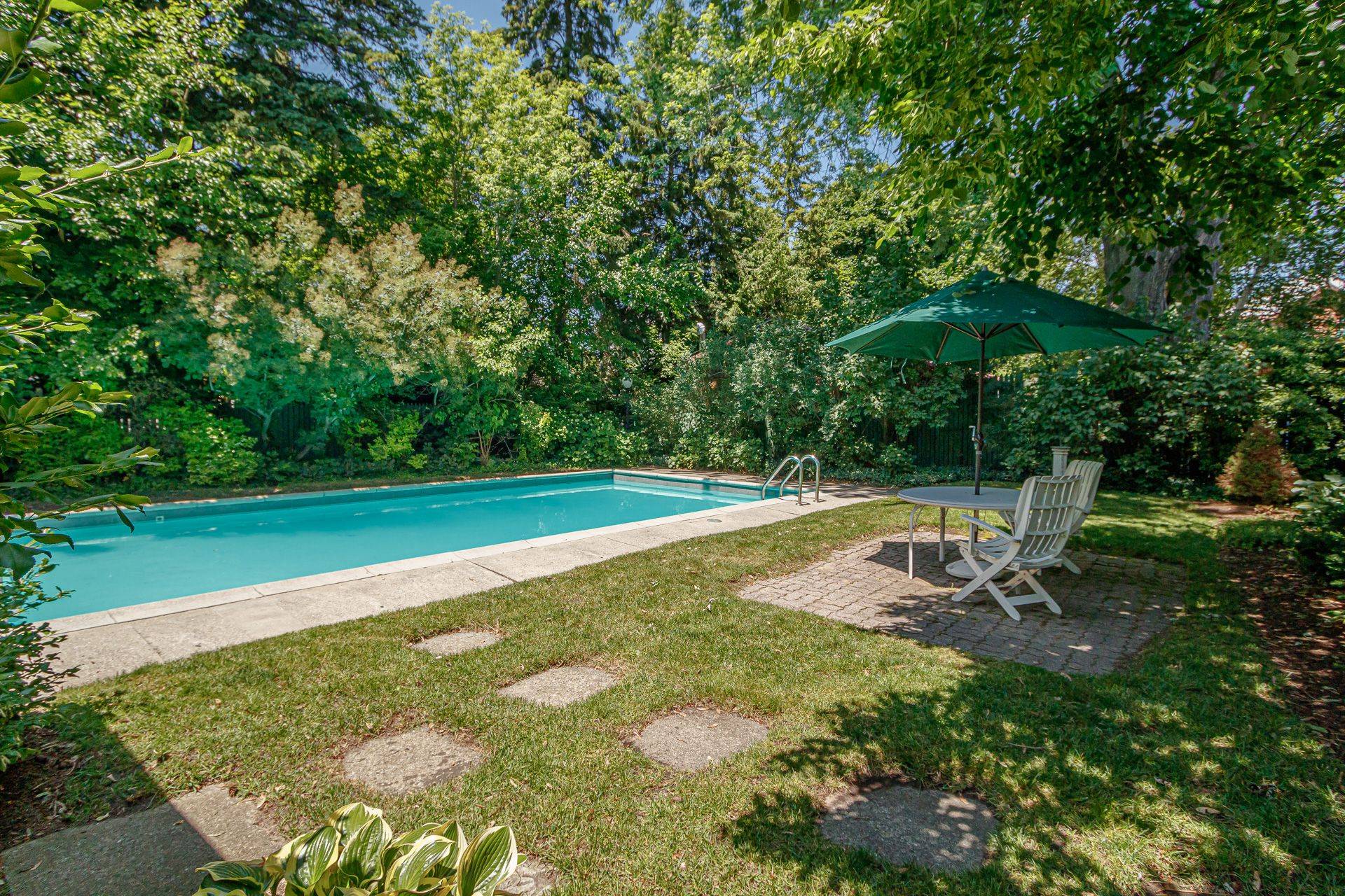 Collingwood, ON L9Y 2R4,284 Maple ST
