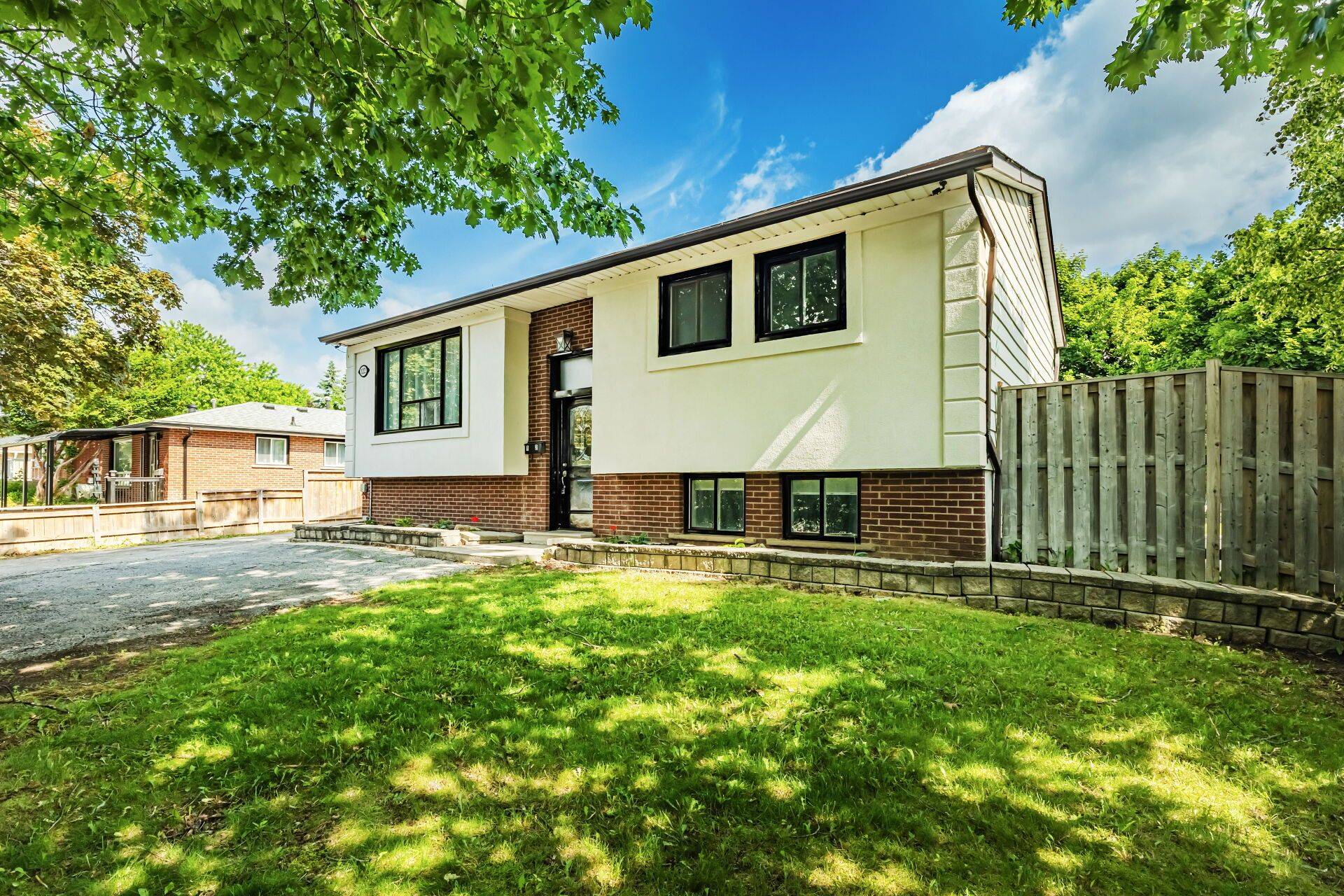 Brampton, ON L6V 2J5,122 Rutherford RD N