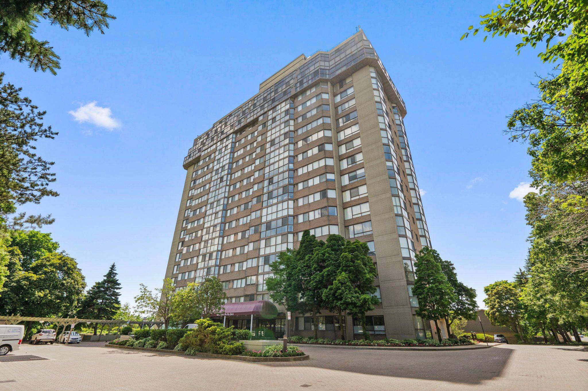 Mississauga, ON L5C 4H3,880 Dundas ST #UPH02