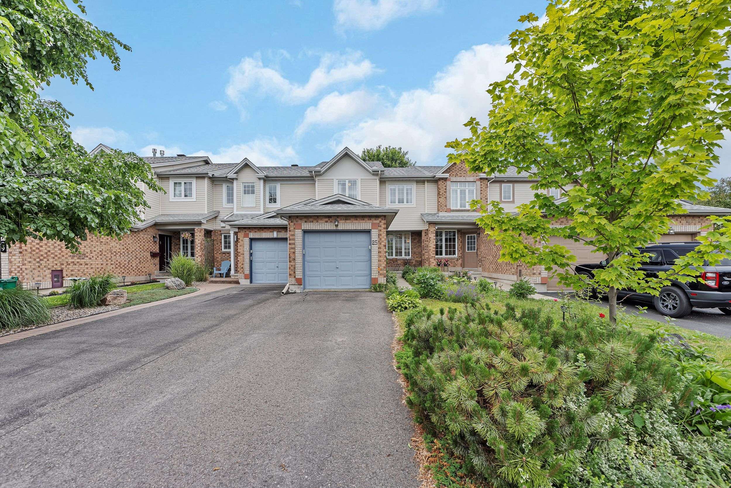 25 Drumso ST, Hunt Club - South Keys And Area, ON K1T 3X9