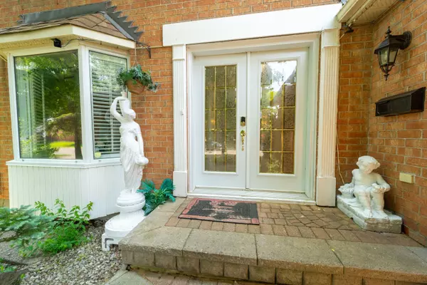 Orleans - Cumberland And Area, ON K4A 2A4,566 Falwyn CRES W