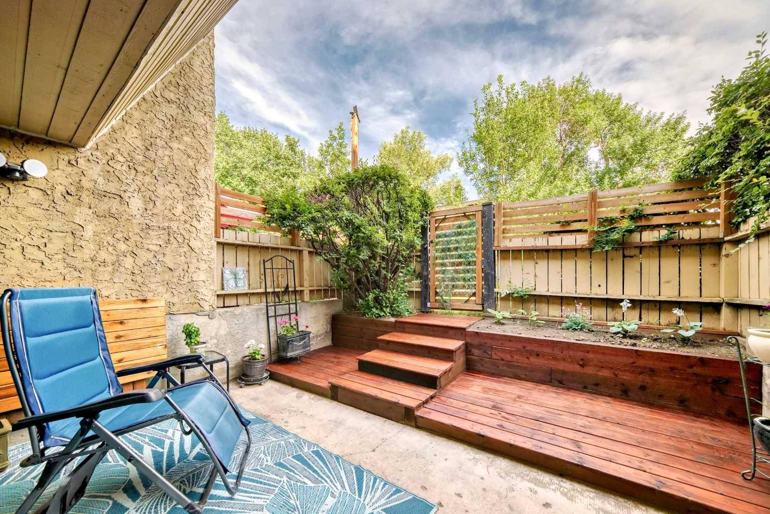 Calgary, AB T2N 0M8,906 4 AVE NW #2