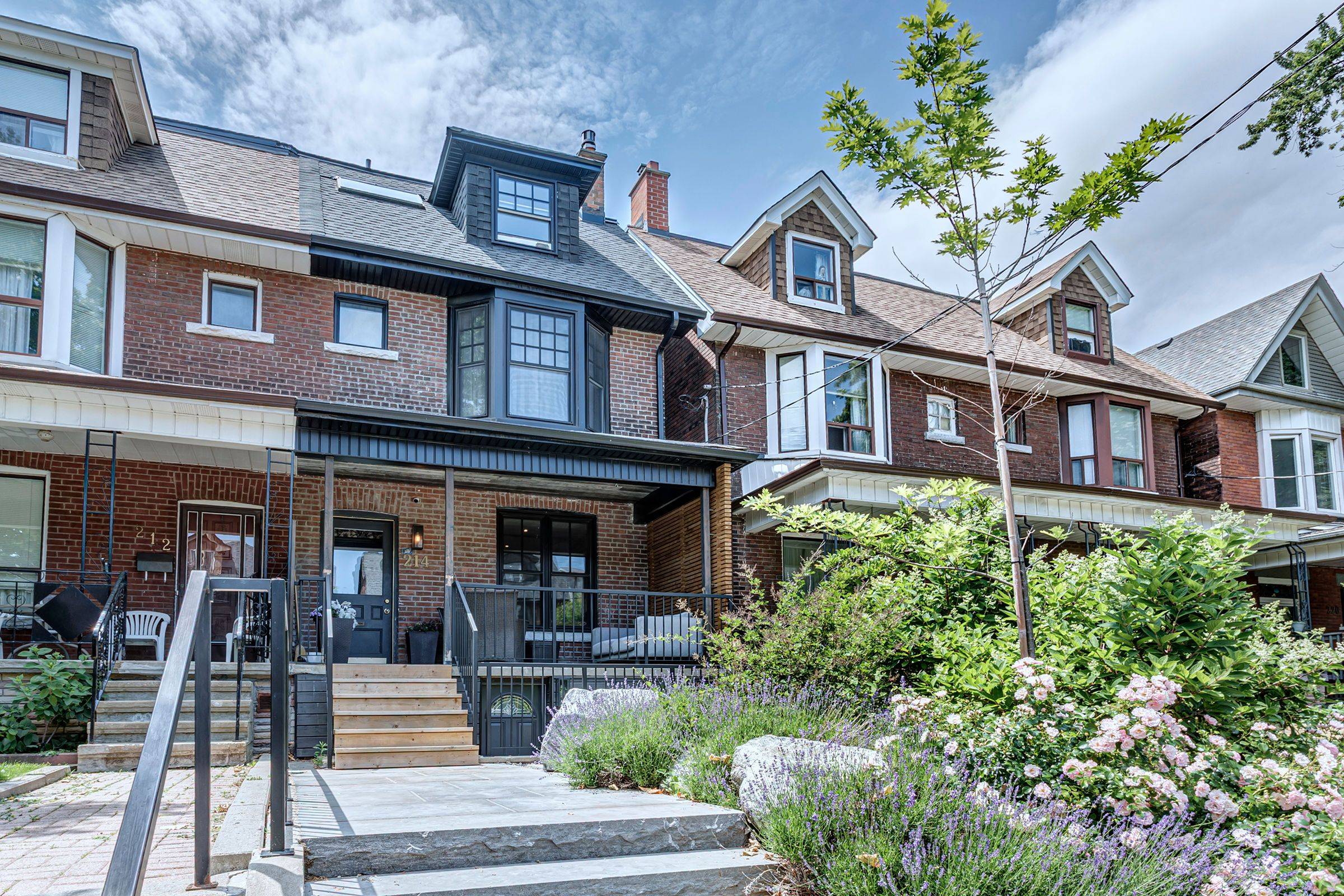 Toronto C01, ON M6G 3A6,214 grace ST
