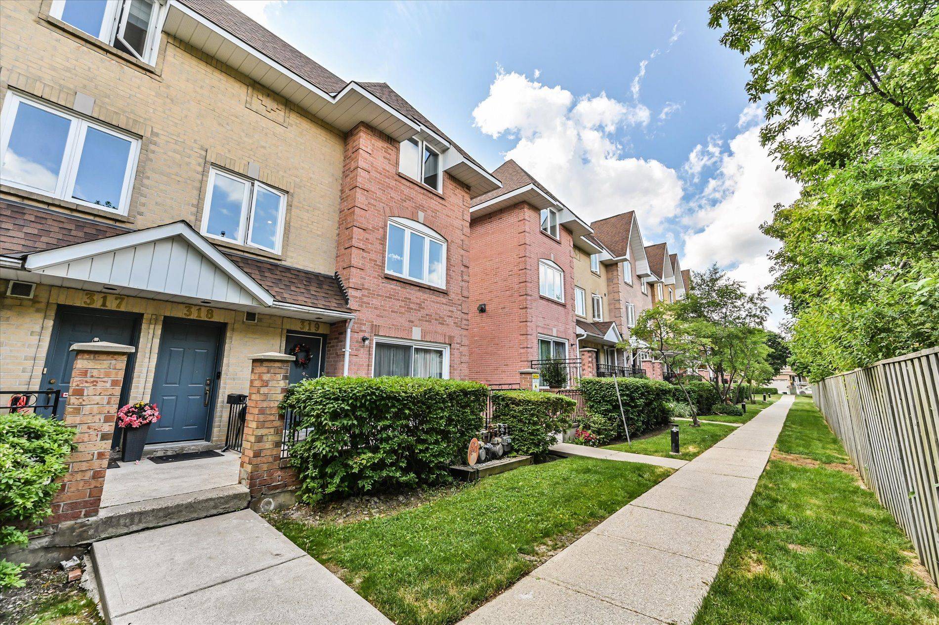 Richmond Hill, ON L4C 0H9,75 Weldrick RD E #318
