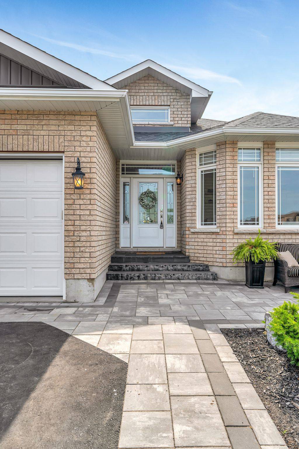 Belleville, ON K8N 0H7,16 Hummingbird DR