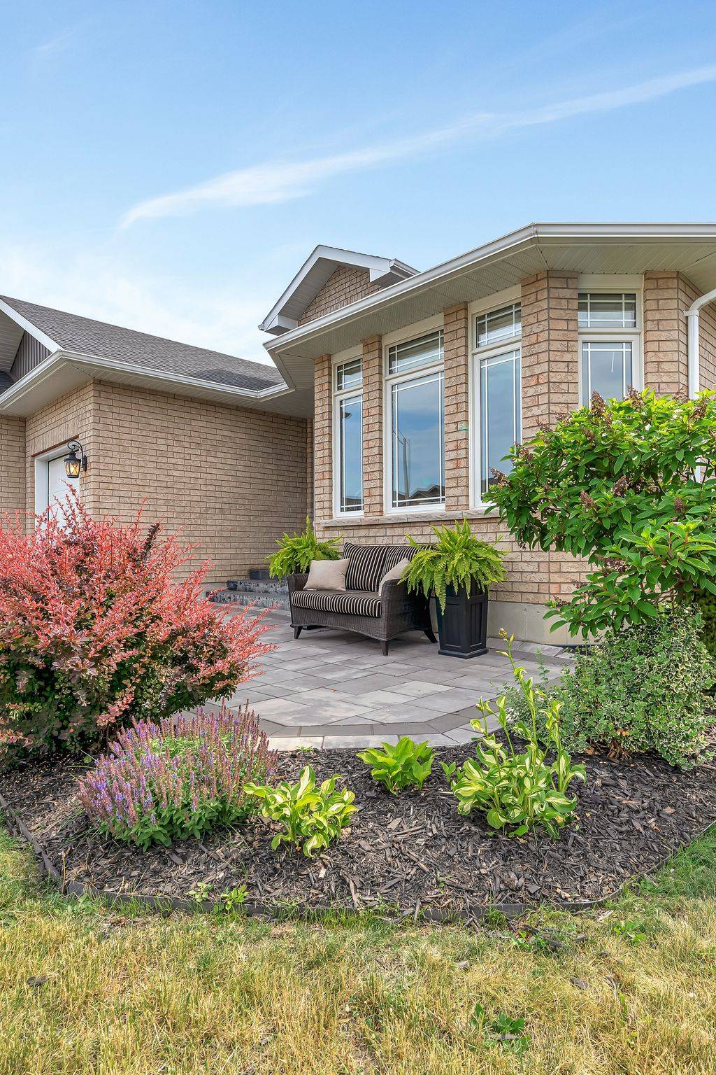 Belleville, ON K8N 0H7,16 Hummingbird DR