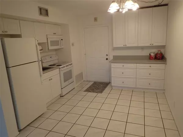 Coral Springs, FL 33065,2700 Riverside Dr #202B