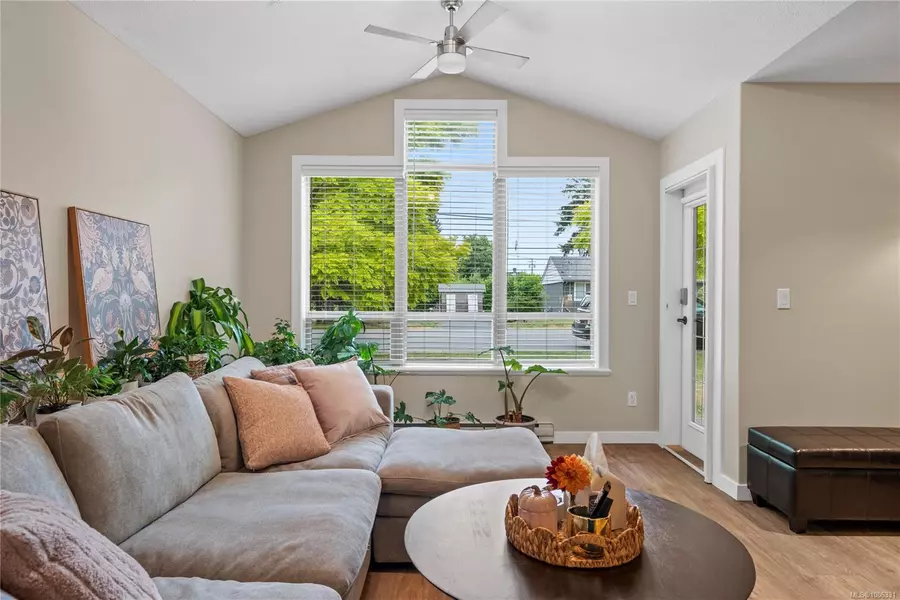 261 Mills St #806, Parksville, BC V9P 2N5