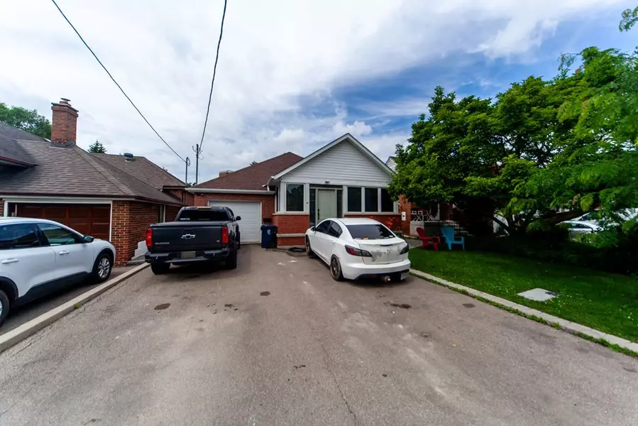 44 Woodgate DR, Toronto W03, ON M6N 4W3